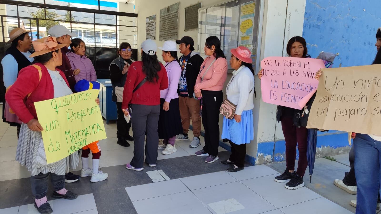 Las menores del primer año “E” de la Institución Educativa Nuestra Señora de Cocharcas de Huancayo, pasaron todo el primer bimestre sin recibir clases de matemática.