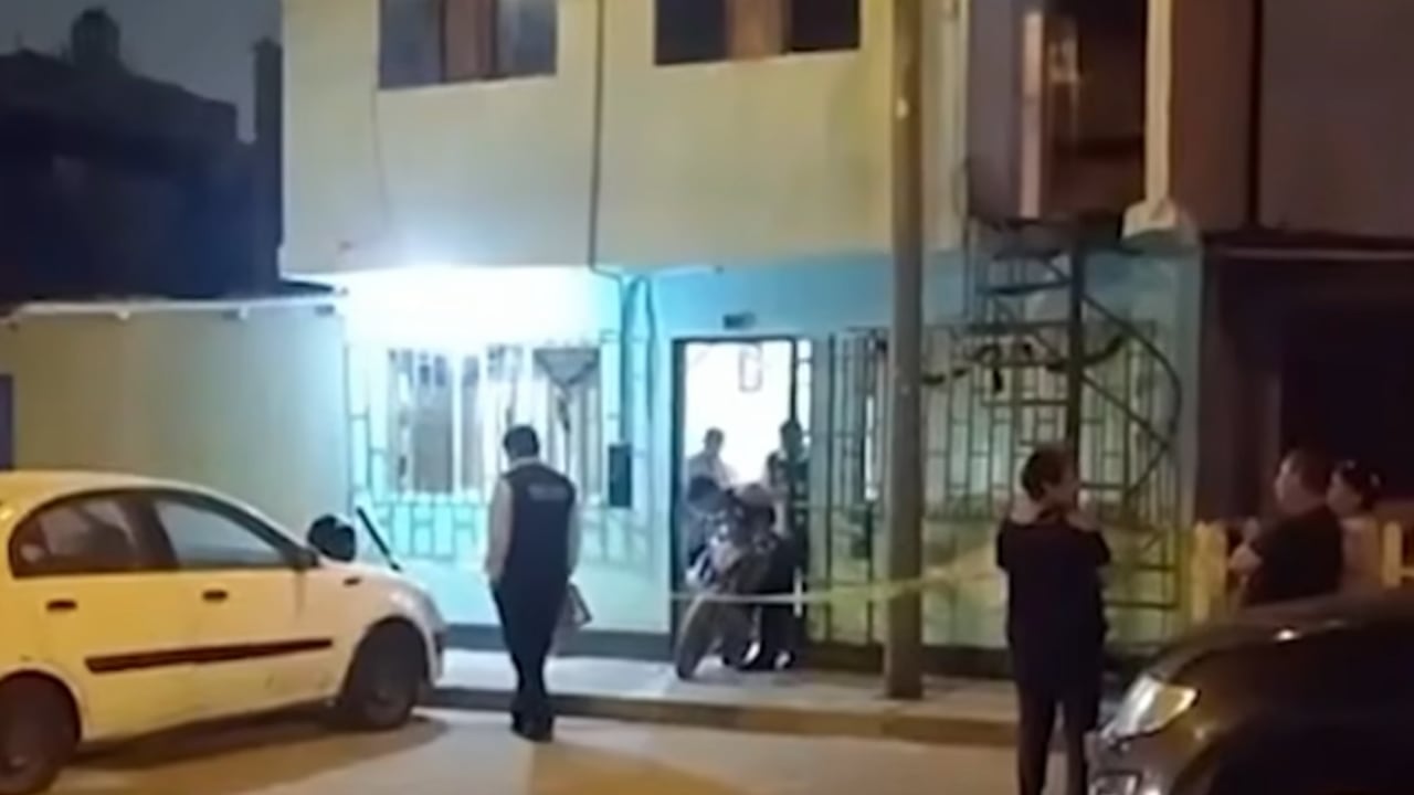 La víctima fue identificada como Lidia Soledad Vásquez Salazar. Otra persona resultó gravemente herida y fue trasladada al Hospital Daniel Alcides Carrión. (Captura Panamericana TV)