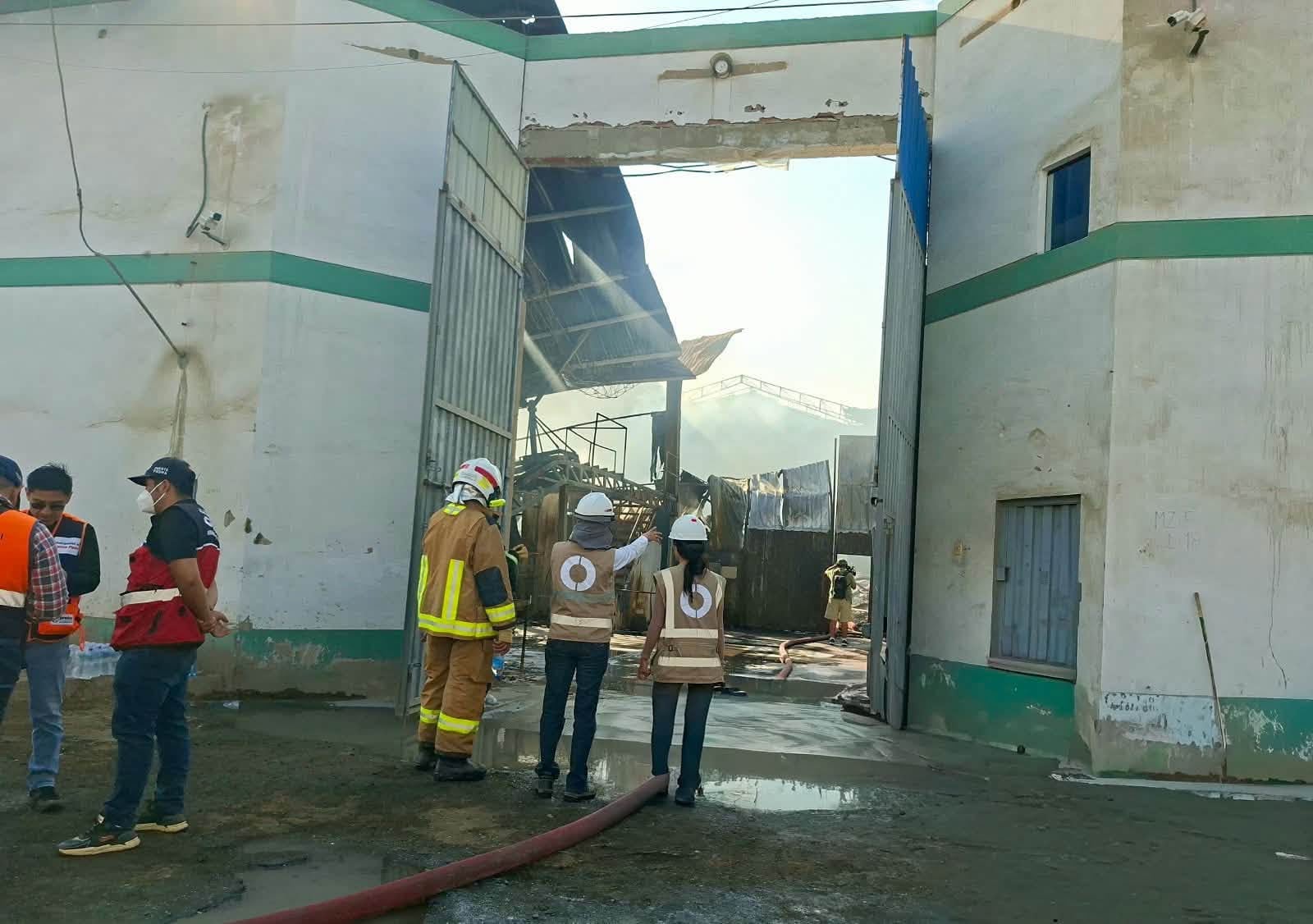 OEFA llegó al lugar en La Ensenada donde se registró un incendio en una fábrica de plásticos y cartón. Foto: OEFA.