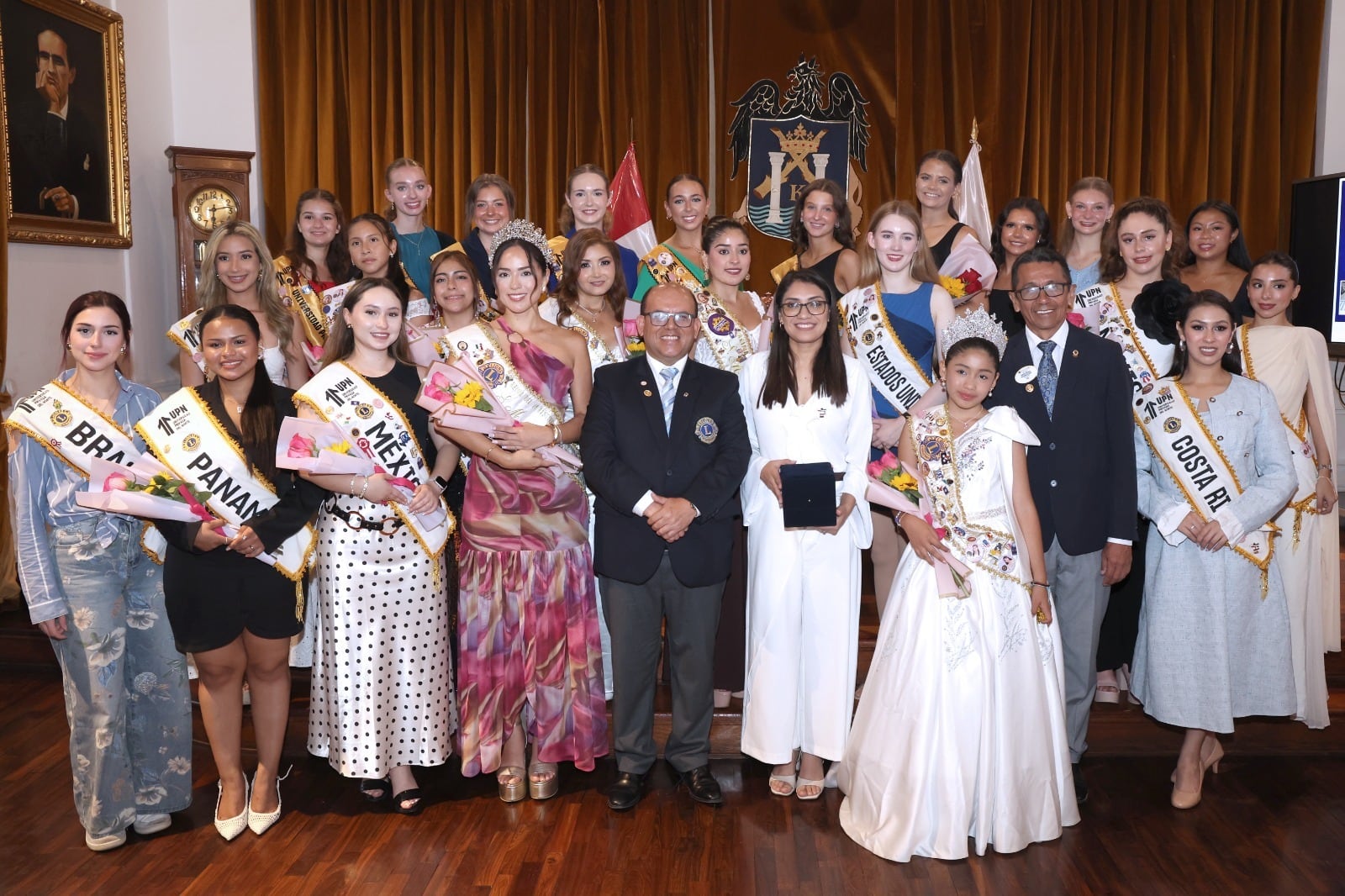Reinas y bastoneras fueron recibidas en el Salón Consistorial de la MPT.