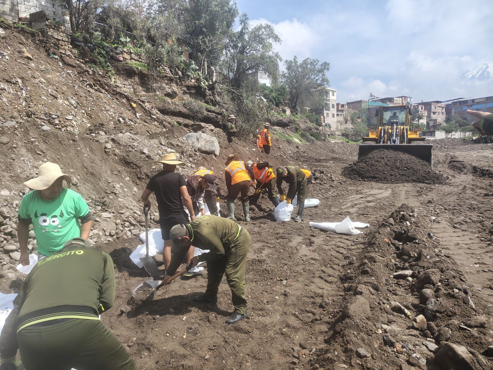 Limpieza y apoyo en viviendas afectadas por intensas lluvias en Arequipa. Foto: Comando de la Tercera División de Ejército.