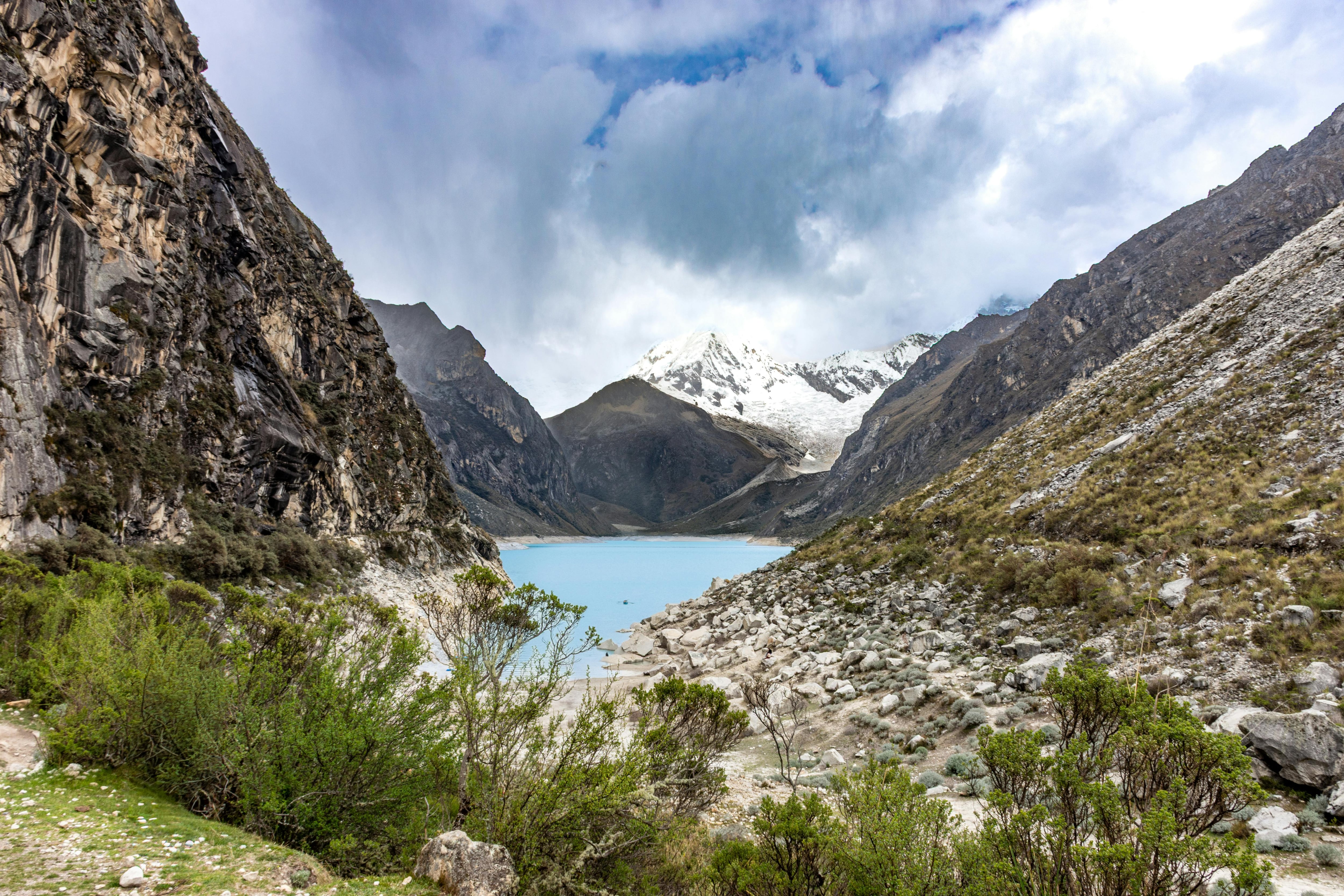 Datos muestran mayor interés por viajes en pareja, familia y grupo, mientras destinos como Ayacucho y Cusco también registran fuerte crecimiento.