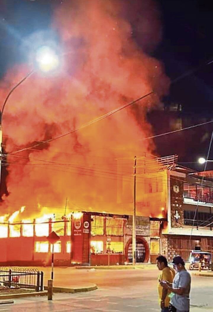 Sujetos habrían propiciado el siniestro que arrasó con congeladoras, cocinas, hornos, equipos eléctricos y decenas de sillas y mesas