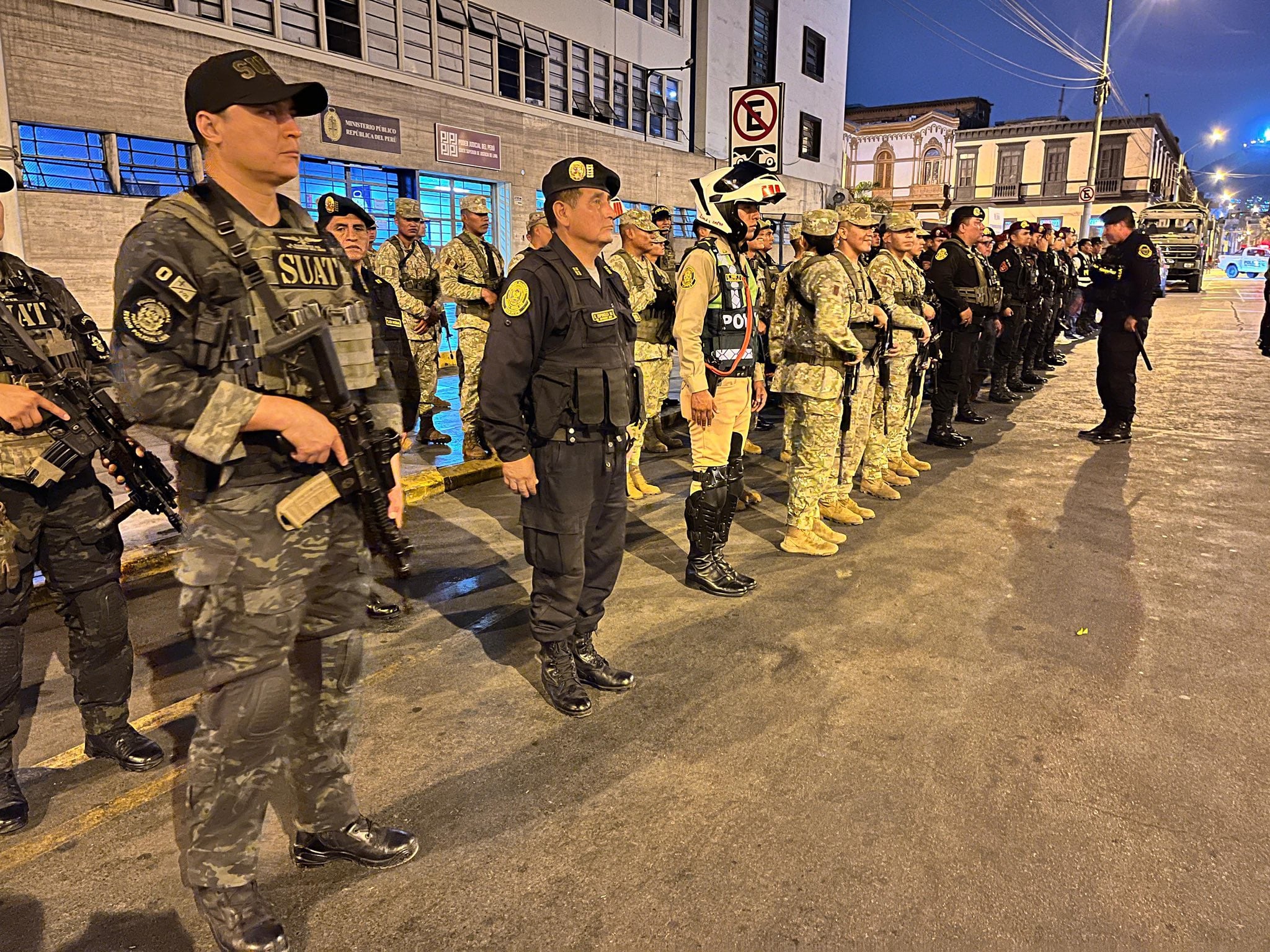 Policías y miembros del Ejército del Perú, se desplazaron por los jirones Zepita y Monserrat, y otros puntos del Centro de Lima, para ejecutar controles de identidad e intervenciones vehiculares. Foto: Ministerio del Interior.