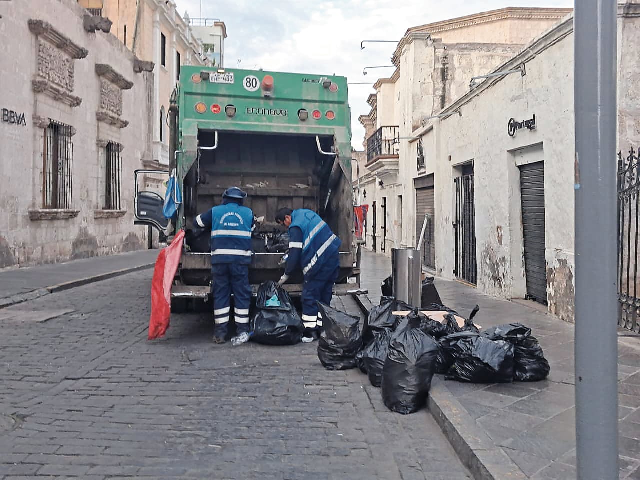 Obreros de limpieza pública mantienen limpia la ciudad de Arequipa. Foto: GEC.