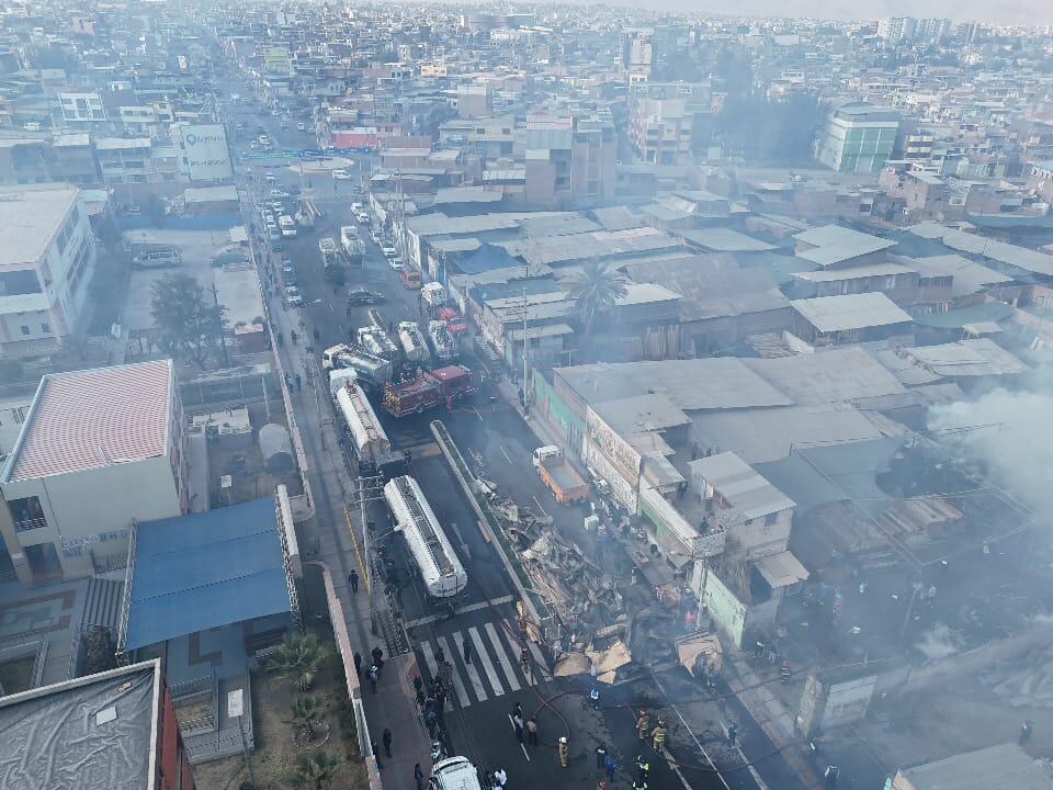 Gigantesco incendio en la avenida Jesús. (Foto: Leonardo Cuito)