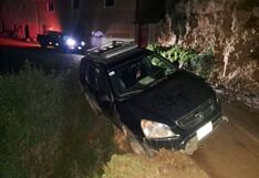 Huánuco: Vehículo queda colgado al borde de un abismo y ocupantes se salvan de milagro