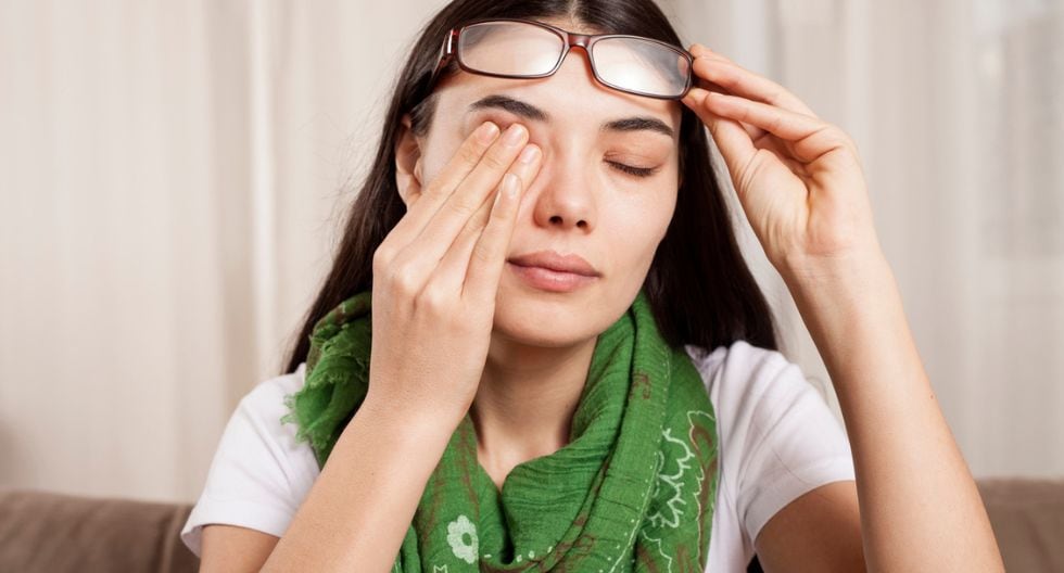 Aunque factores genéticos y ambientales influyen en su aparición, el frotamiento excesivo de los ojos puede acelerar o agravar este trastorno, por lo que un diagnóstico temprano es esencial para frenar su avance.