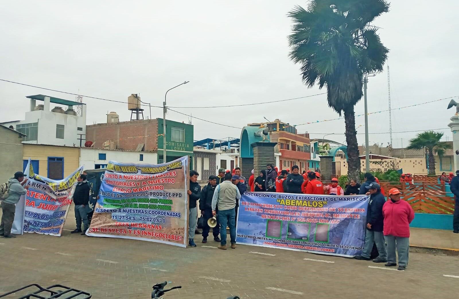 Protesta en la plaza del distrito de Lomas. Foto: GEC