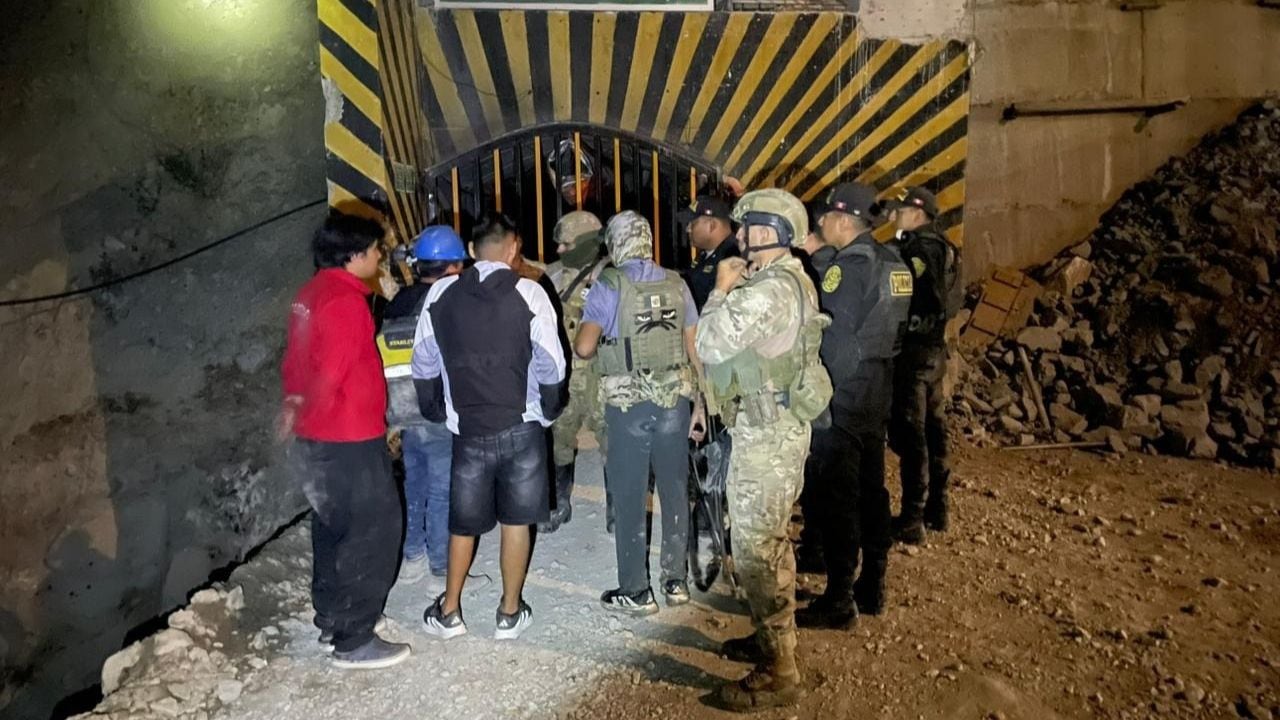 Criminales incursionaron en una actividad minera en el anexo de Pueblo Nuevo y retuvieron por horas a los trabajadores con el fin de apoderarse de una veta de oro, pero fuerzas combinadas de la Policía y el Ejército los liberaron. En tanto, el alcalde Segundo Armas pidió controlar el tráfico de armas de guerra a la zona.