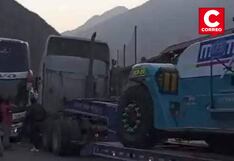 Choque entre bus interprovincial y tráiler bloquea la Carretera Central