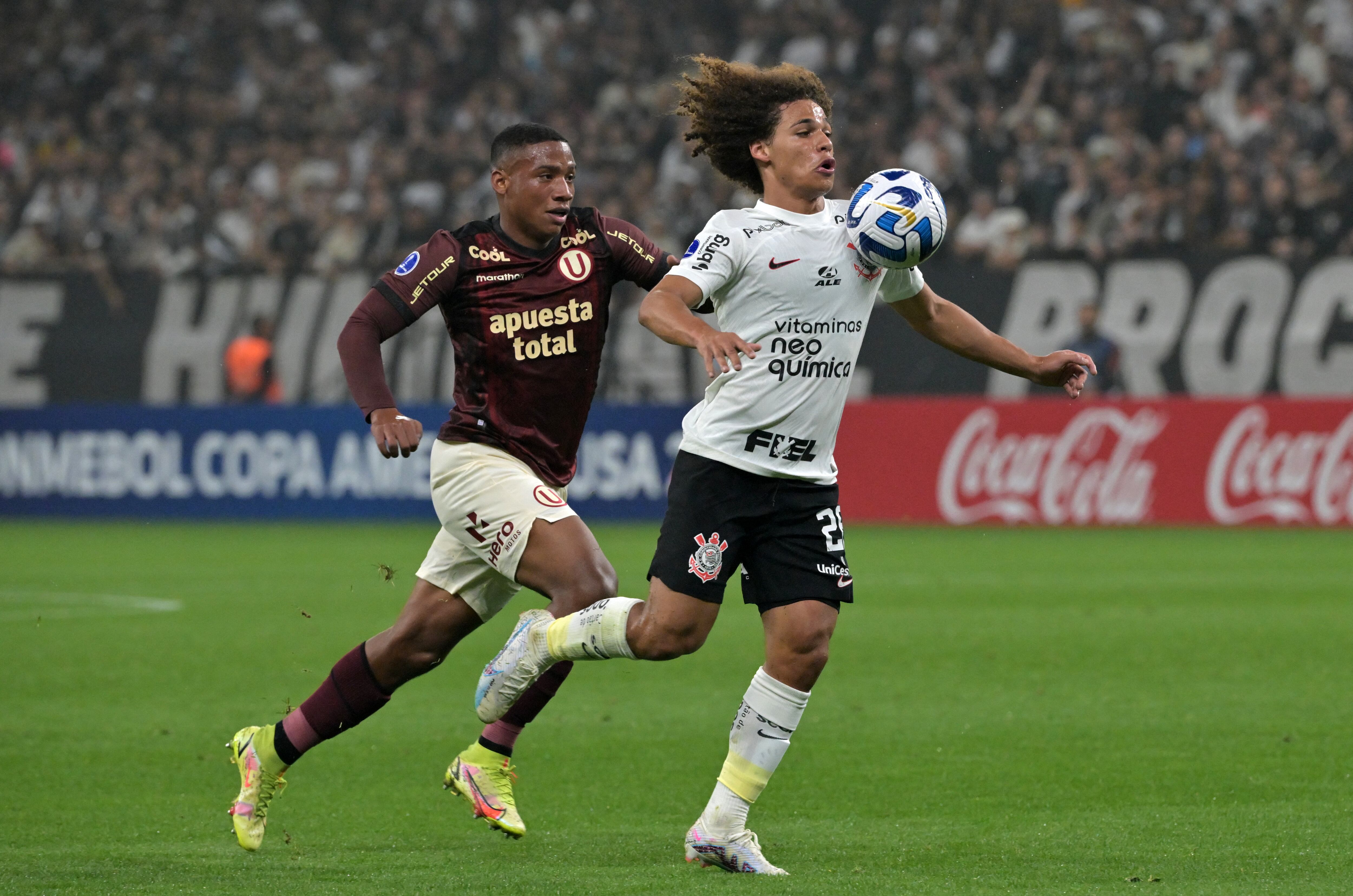 José Bolívar (izquierda), defensor de Universitario, y Biro, defensor de Corinthians, luchan por el balón durante el partido de ida de los octavos de final de la Copa Sudamericana entre el brasileño Corinthians y el peruano Universitario en el Arena Corintios de Sao Paulo, Brasil, el 11 de julio 2023. (Foto de NELSON ALMEIDA / AFP)