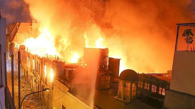 Incendio en Mesa Redonda que destruyó galería y almacenes se reavivó esta mañana (VIDEO y FOTOS)
