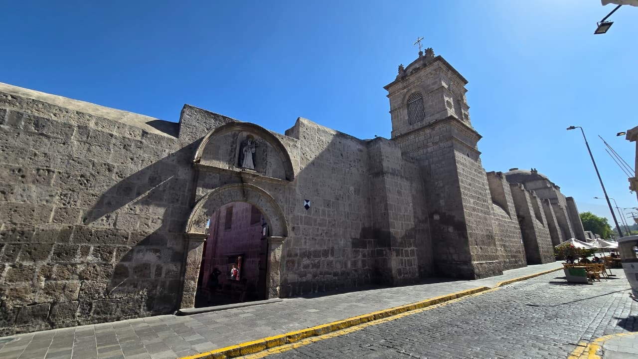 Tercera cuadra de la calle Santa Catalina, se ubica el Monasterio de Santa Catalina en Arequipa. (Foto: Yunsu Pariapaza/@photo.gec)