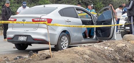 Hallan a dos hombres acribillados en un auto en la carretera Imperial–Quilmaná