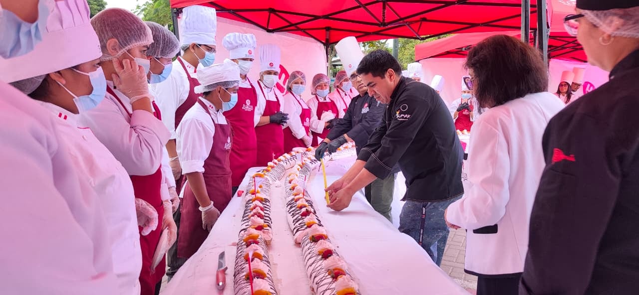 Pisco: EGBATUR celebra sus 7 años con una mega torta que endulzó a cientos de personas