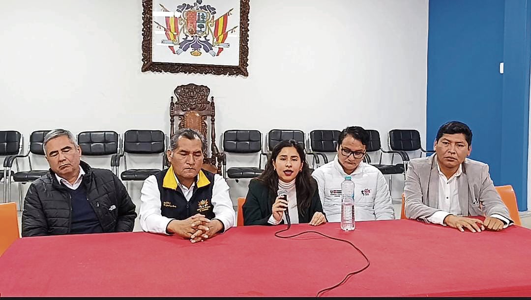 Consejera regional Norma Ortega y alcaldes en reunión informativa en Camaná. Foto: Difusión.