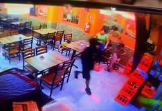 Sujeto encapuchado irrumpe en pollería de El Agustino y dispara contra dos meseras