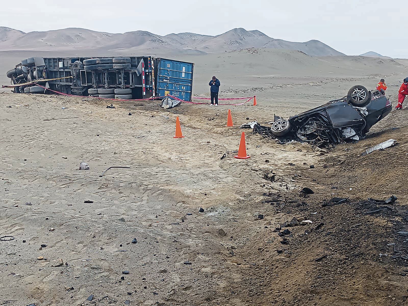Vehículos a un costado de la carretera. (Foto: Difusión)