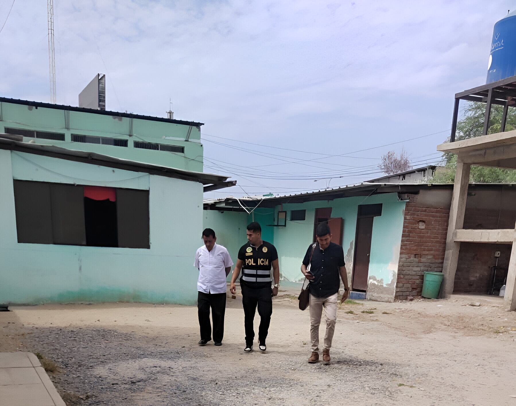 El director es acusado de tocamientos indebidos contra una practicante.