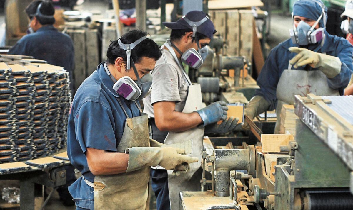 El riesgo de aumentar el costo del empleo es que aumente la informalidad, advierten laboralistas.