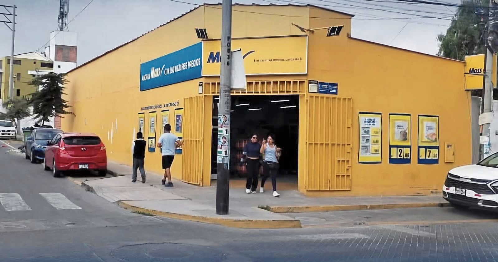 Ladrones hicieron un forado en la pared para ingresar a la tienda y tras el robo, huyeron por un canchón abandonado (Foto: Pedro Torres/@photo.gec)