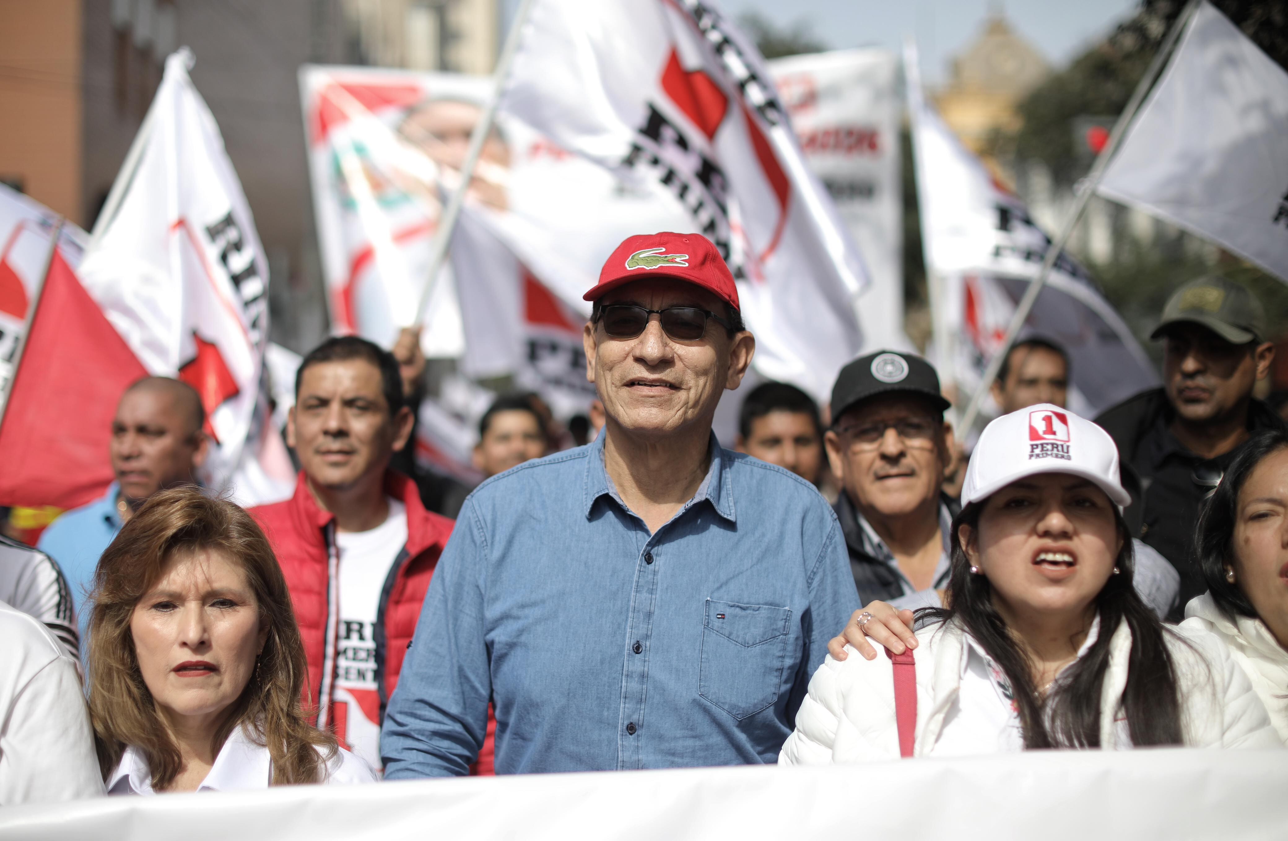 Martín Vizcarra hace proselitismo político a pesar de tener impedimento para ejercer cargos públicos.