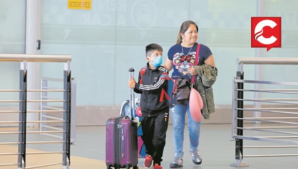 Si el viaje lo realiza el hijo con solo uno de los padres o tutores, la Superintendencia de Migraciones demanda autorizaciones formales