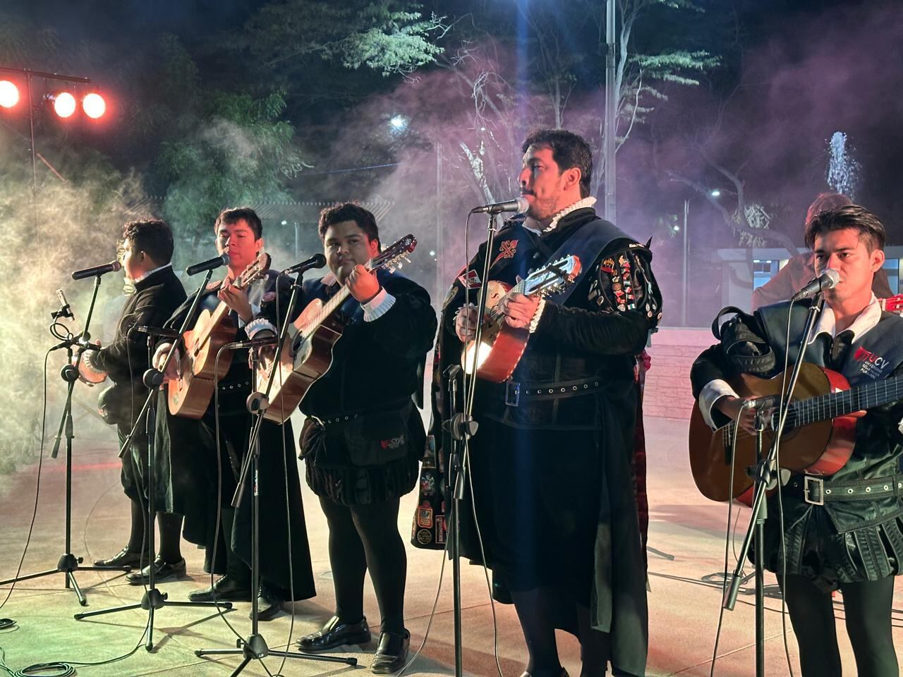Alumnos de la UCV ofrecen concierto con música y bailes.