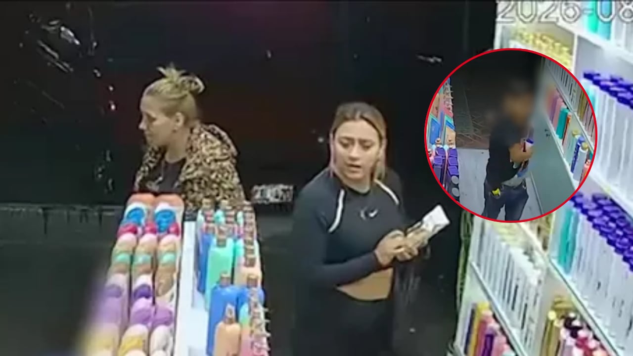 Las adultas habrían distraído al vendedor mientras los menores ocultaban productos entre sus prendas, según las imágenes difundidas. El propietario denunció amenazas después de hacer público el caso. (Imágenes de América Noticias)