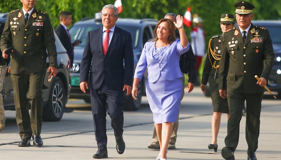 Presidenta Boluarte condecora a civiles y militares.