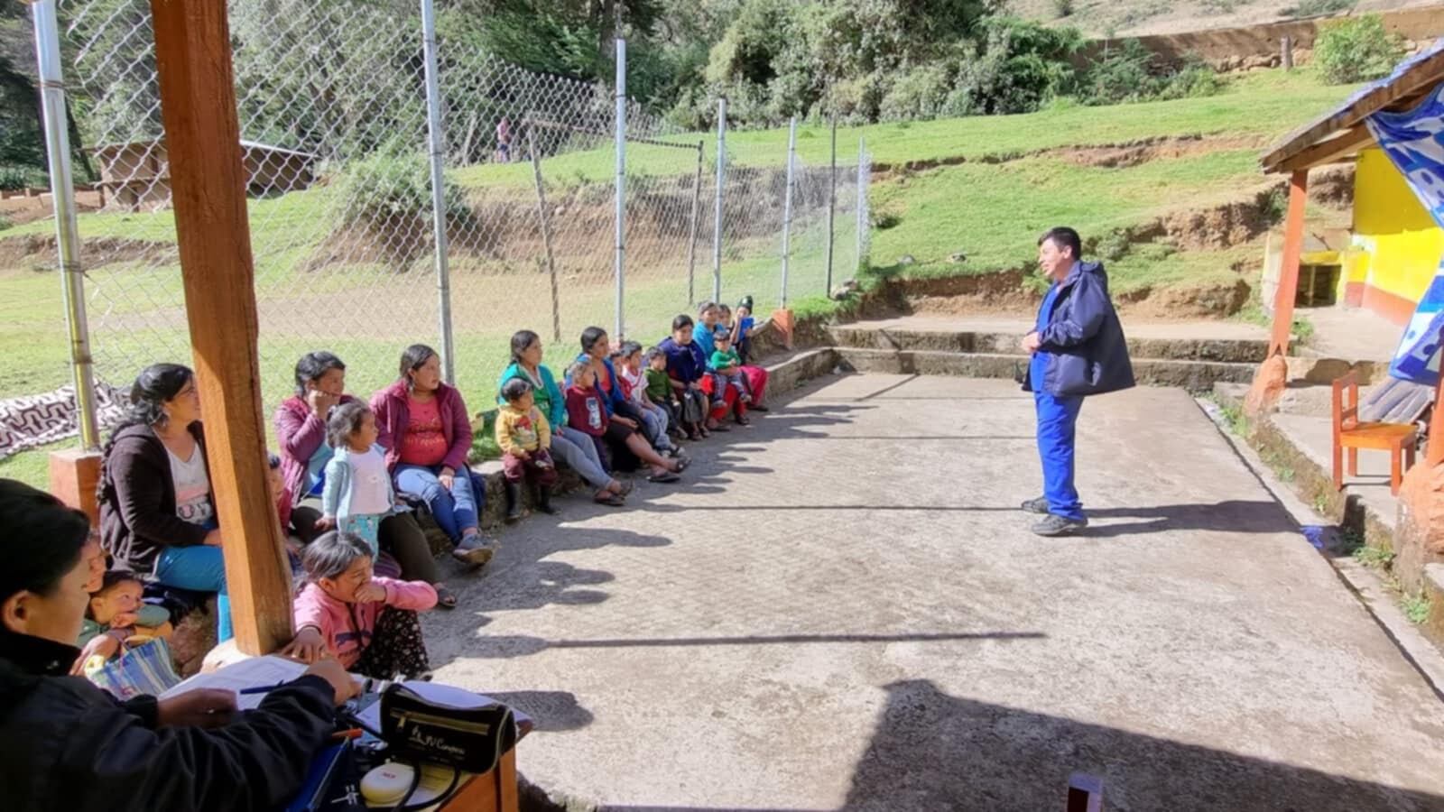 A lomo de mula o caballo y superando diversas dificultades, más de 30 profesionales de la salud viajan hasta 8 horas para llegar a comunidades muy alejadas donde hacen falta servicios médicos de calidad.