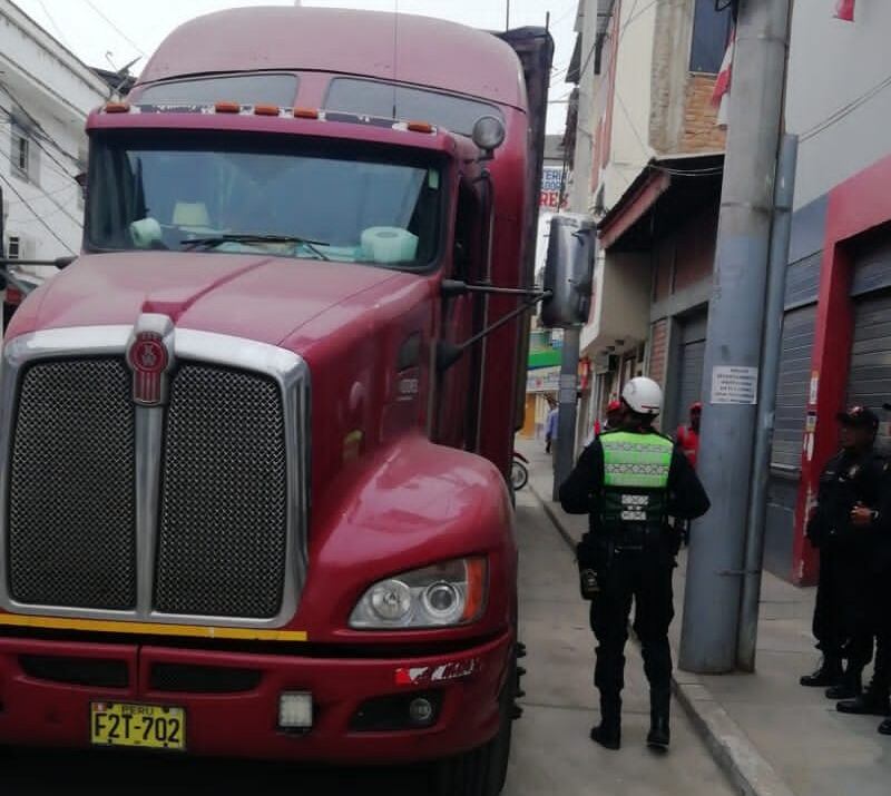 Multan a propietario con 4,950 soles por incumplir las normas municipales, ya que está prohibido el ingreso de estos vehículos pesados al centro de la ciudad