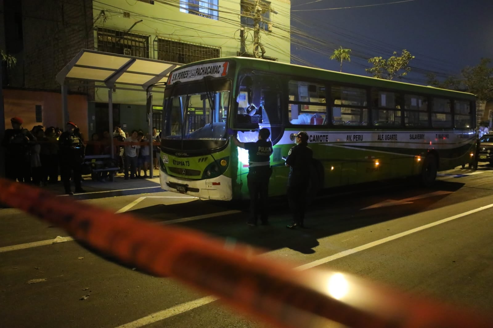 El chofer fue evacuado de emergencia hacia el Hospital II Lima Norte “Luis Negreiros Vega” donde se confirmó su muerte. Foto: Antonio Melgarejo / @photo gec
