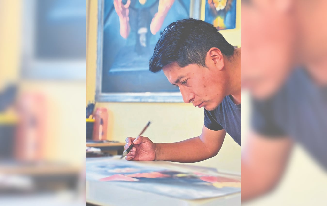 Edgardo Dennys Quispe Valencia, artista visual y condecorado con el título de “Kuntur Mallku” de la Cultura Andina. Foto: Cortesía.