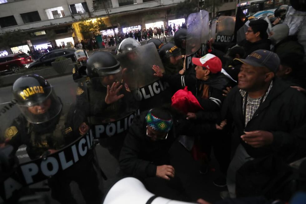 Heridos deja enfrentamiento entre manifestantes y la Policía