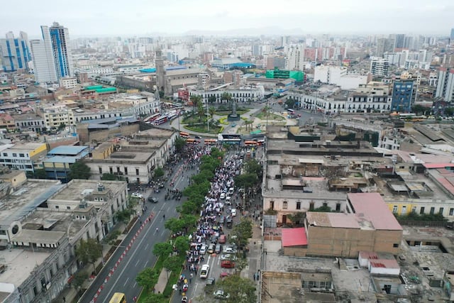 Marcha convocada por Juntos por el Perú se desarrolla bajo estricto resguardo policial