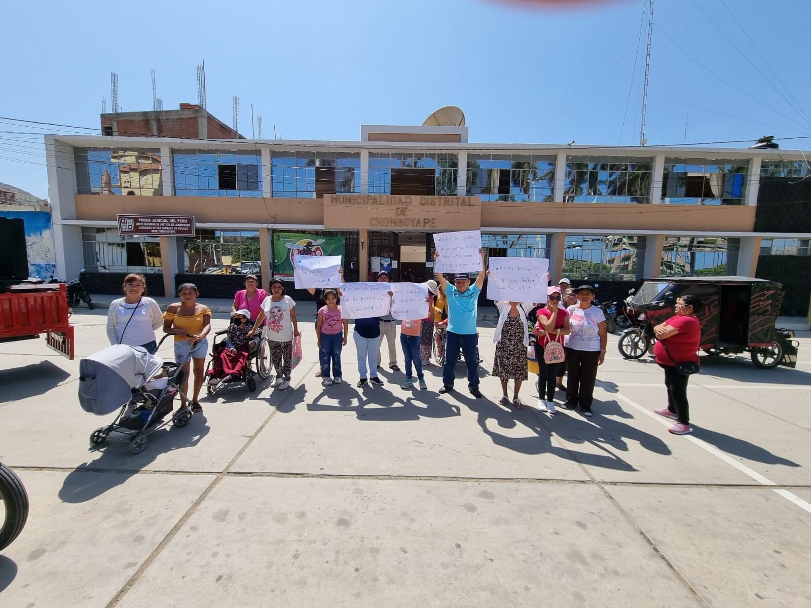 Realizaron plantón en la puerta del municipio de Chongoyape.