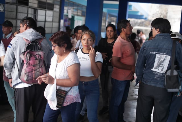 Se apertura las mesas de sufragio en el colegio San Luis Gonzaga de SJM, personas aún tienen quejas por el trabajo del personal de ONPE (Fotos: Julio Reaño/@photo.gec)