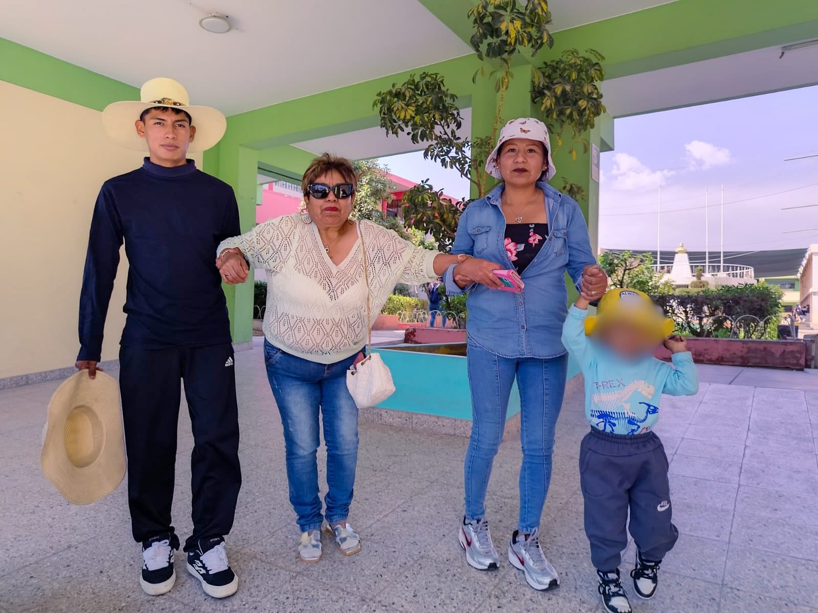 Con el pie lesionado y el apoyo de familiares, electora acude a votar en Arequipa (Foto: Flor Barrios/@photo.gec)