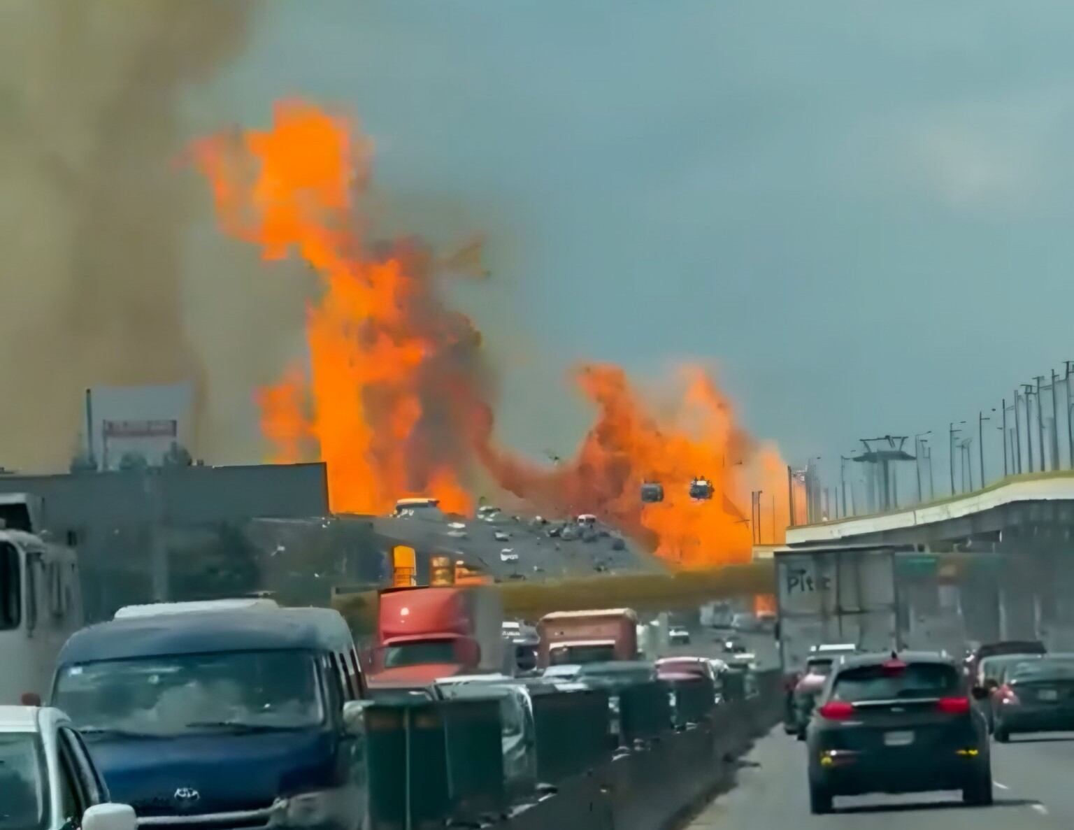 Captura de video de la explosión de una pipa que transportaba gas en el Puente de la Concordia.