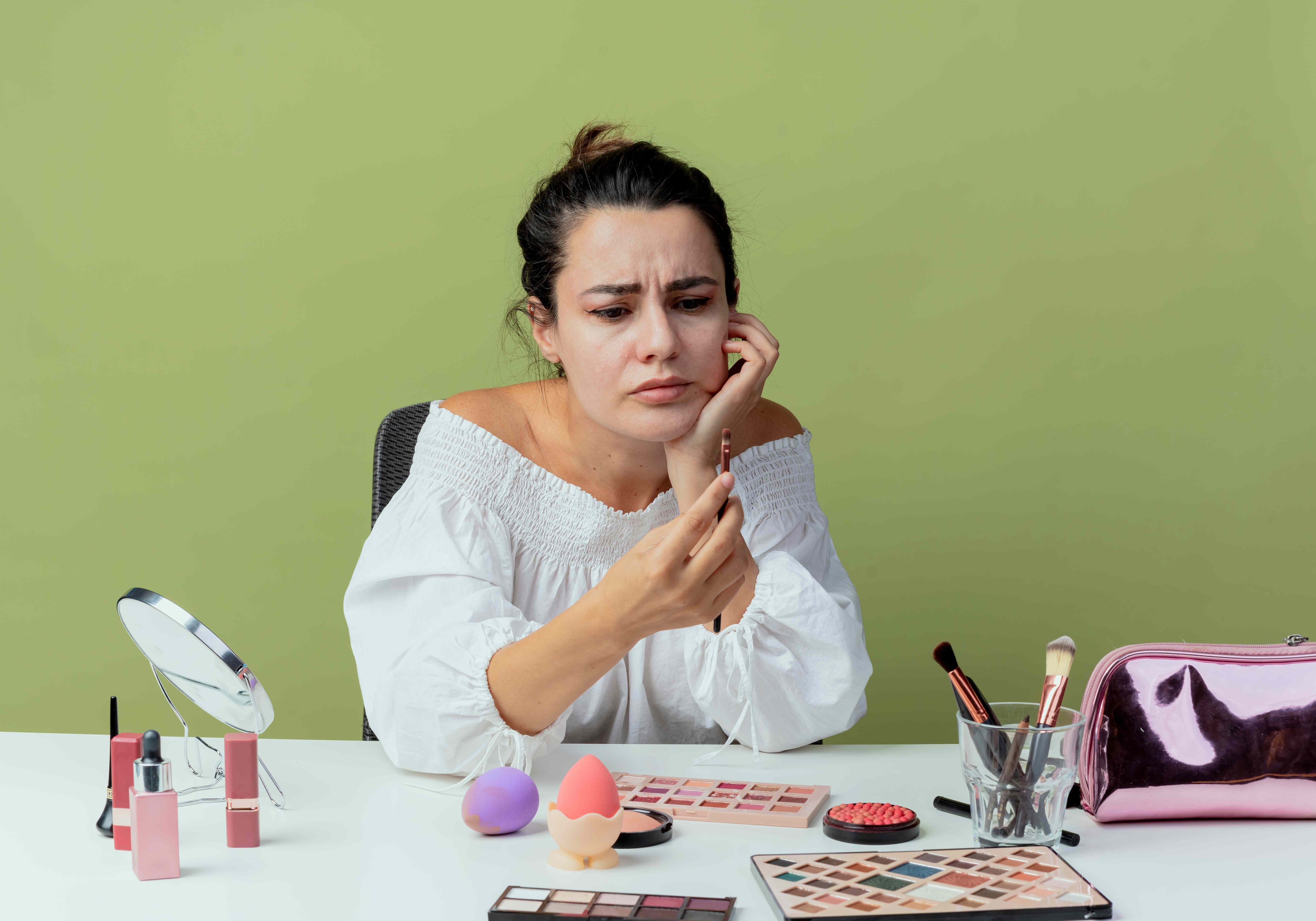 Altas temperaturas, sudor y productos inadecuados son los principales enemigos del maquillaje en verano. Expertos recomiendan técnicas y texturas ligeras para un acabado fresco y resistente.