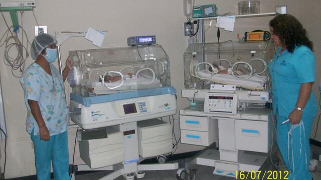 Nacimiento seguido de gemelos causa preocupación en galenos de EsSalud