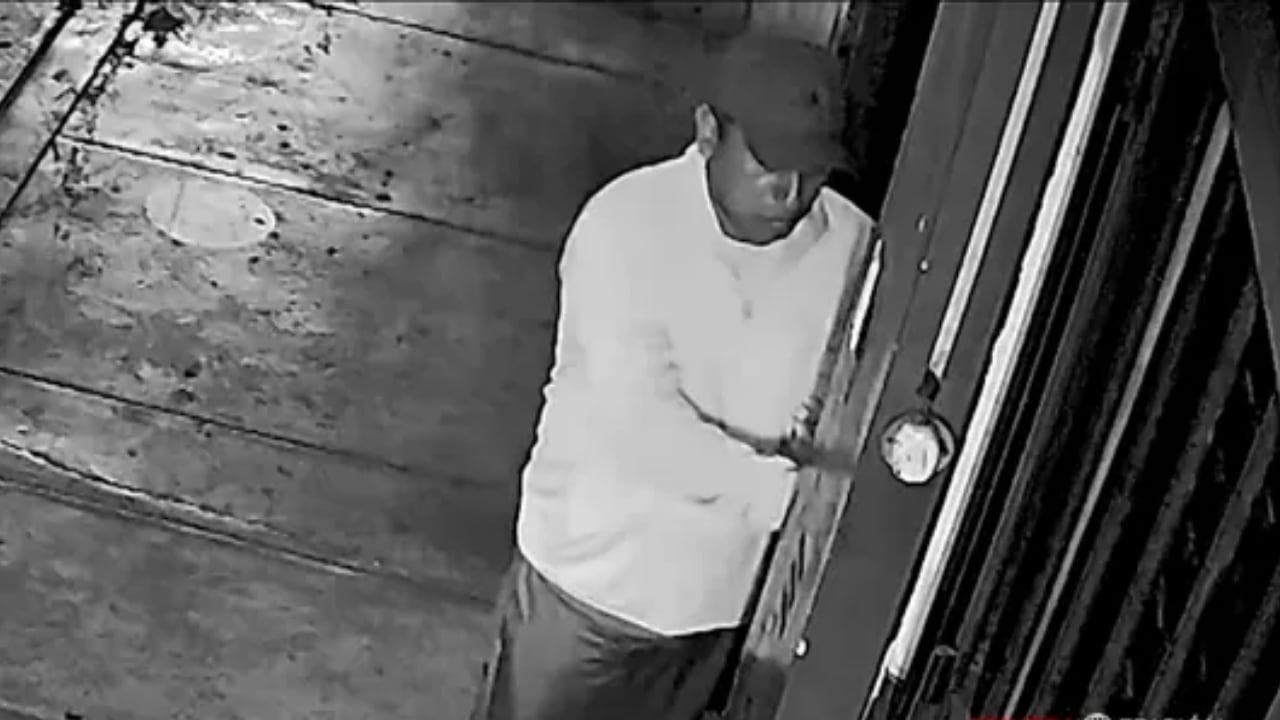 El robo ocurrió en un inmueble donde funcionan negocios de autopartes. Los ladrones permanecieron cerca de una hora dentro del edificio. (Captura de imagen de América Noticias)