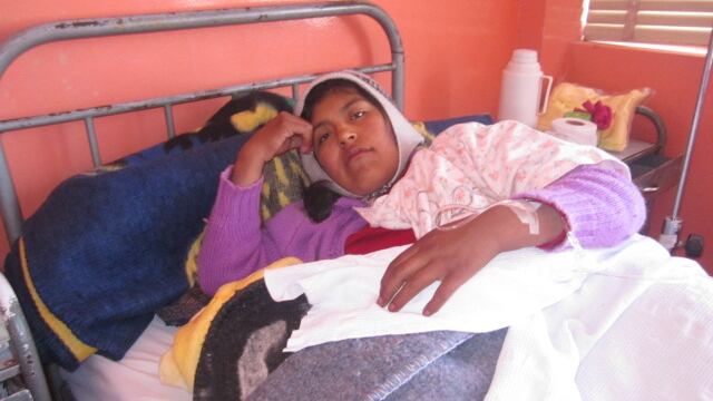 Dos jóvenes se estrenan como madres en Puno
