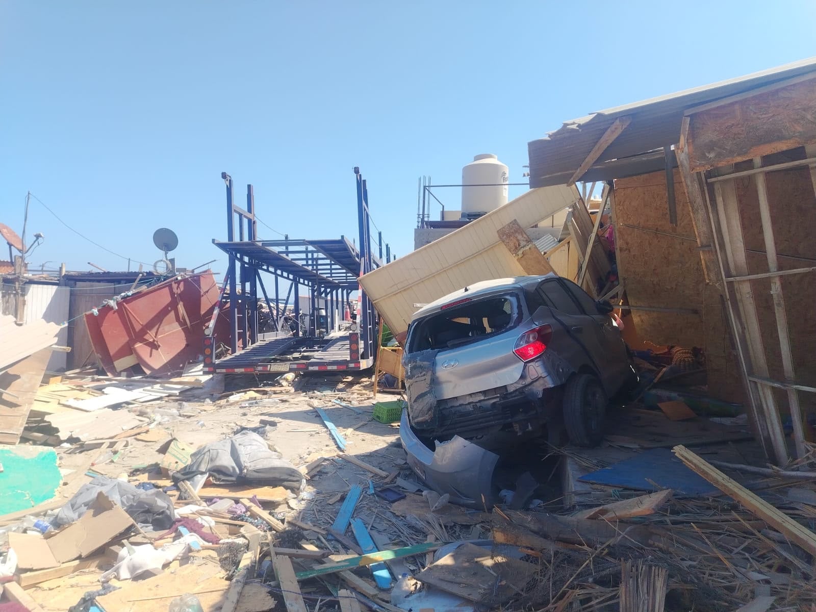 Auto quedó dañado tras el impacto por el lado lateral del vehículo (Foto: Municipalidad de Chaparra)
