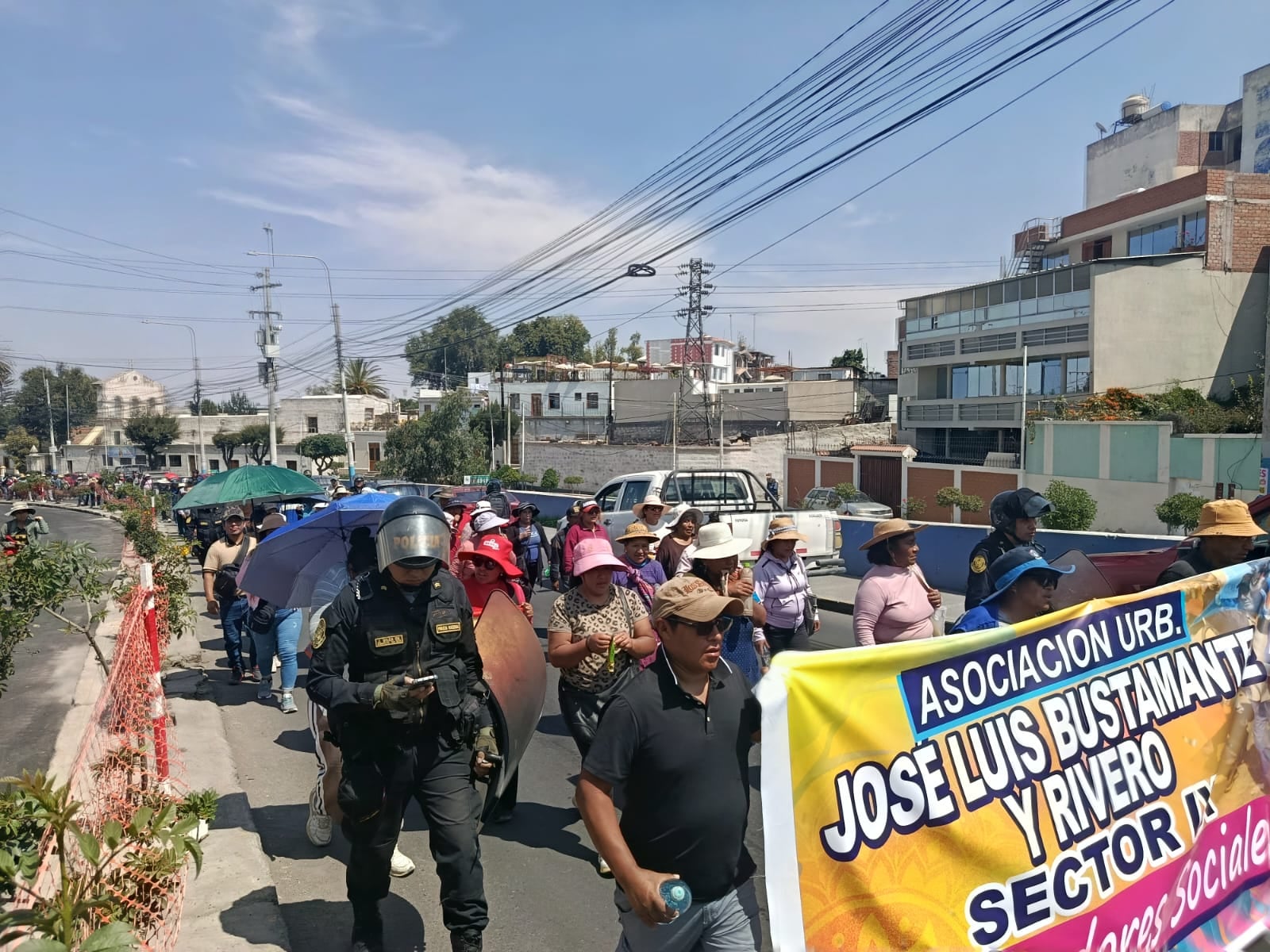 Pobladores se desplazaron desde la Plaza Las Américas hasta la Municipalidad Provincial de Arequipa (Foto: Jeamilett Chirinos/@photo.gec)
