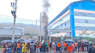 Trabajadores se encadenan y Gore Junín decidirá hoy qué pasará con obra del hospital El Carmen (VIDEO)