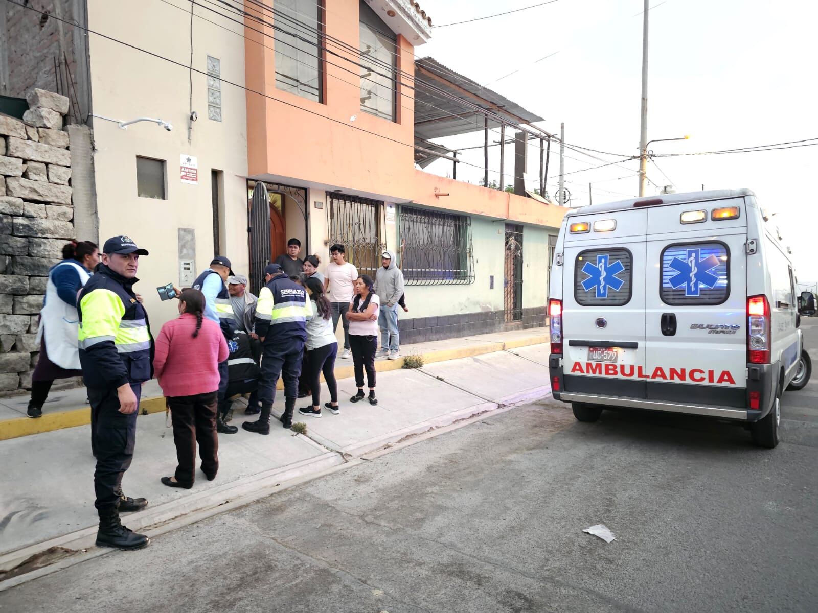 Paramédicos llegaron hasta la vivienda para atender al herido por alerta de vecinos. (Foto: Yorch Huamaní)