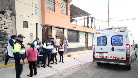 Paramédicos llegaron hasta la vivienda para atender al herido por alerta de vecinos. (Foto: Yorch Huamaní)